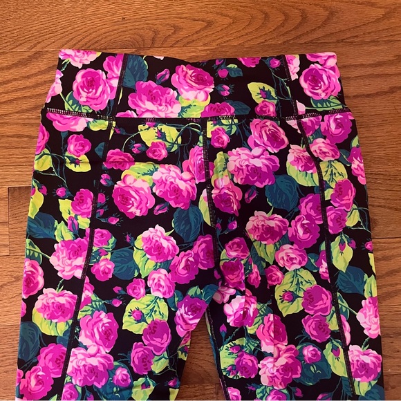 🎉rare🎉Betsey Johnson Performance floral print black athletic leggings - Picture 8 of 10